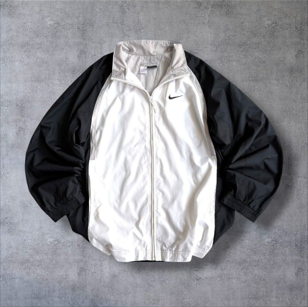 Vintage Y2K nike Windbreaker (Category: Coats, Jackets and Outerwear) located in Taguig. Submitted by thriftedtaguig07 (Listing ID 1464300746, Image 1). Description: Vintage Nike Y2K windbreaker 23x28 (Large Fit) Medium on Tag No issues Excellent Condition 10/10 Color Rate Mine: 1,800+SF🏷️.