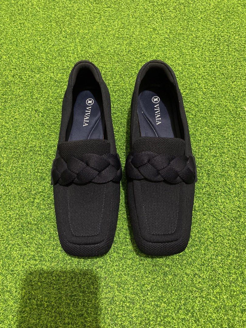 Vivaia Caitlin Square Toe Loafers (Category: Loafers) located in Manila. Submitted by victory_1816 (Listing ID 1464271816, Image 2). Description: Size 36.5 Please note: The actual color is navy blue, not black. .
