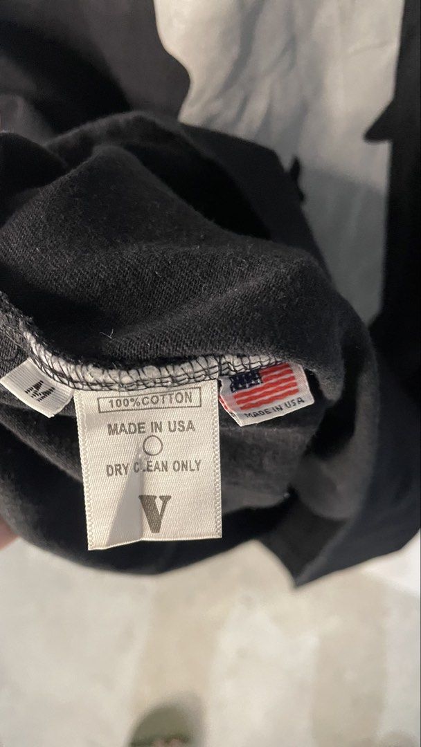 Vlone Longsleeve (Category: Coats, Jackets and Outerwear) located in Arayat. Submitted by christian_srno (Listing ID 1464244552, Image 3). Description: .