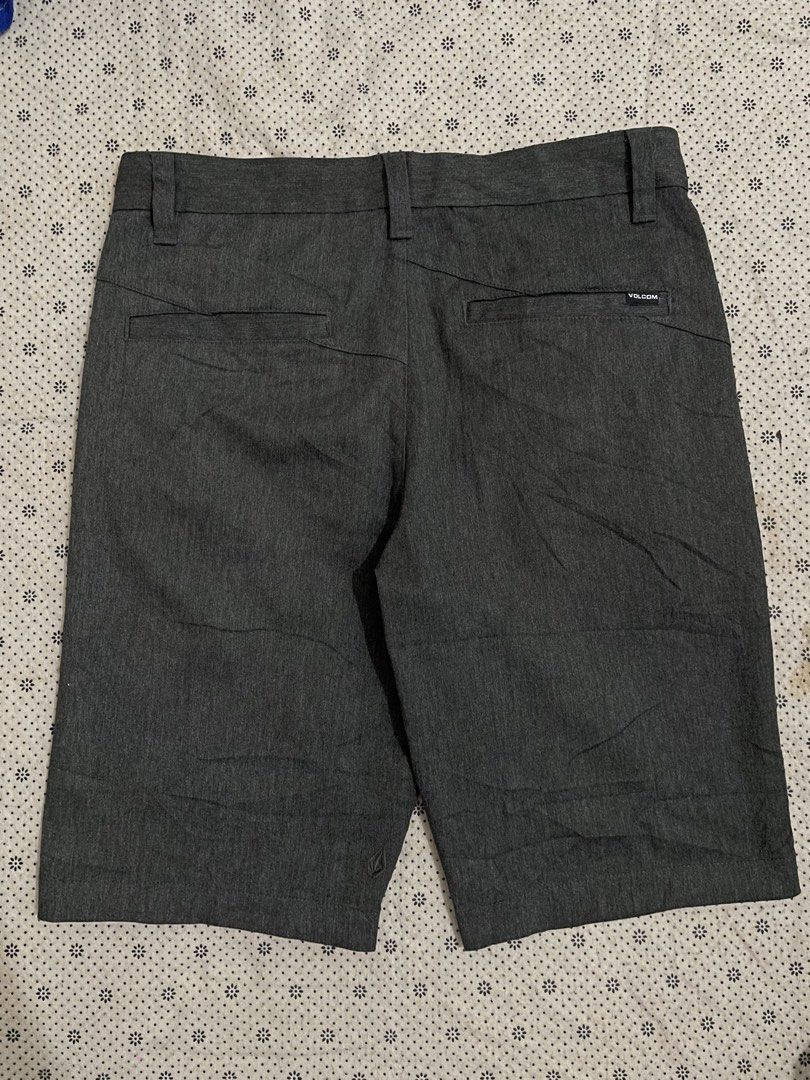 Volcom chino short dark gray (Category: Activewear) located in Andop. Submitted by darknox (Listing ID 1464321815, Image 2). Description: Volcom Dark gray Size: 30-31 Length: 21 No issues Color rate: 10/10 Good as new / fresh frombale 480 Dm for interested Cebu city loc.