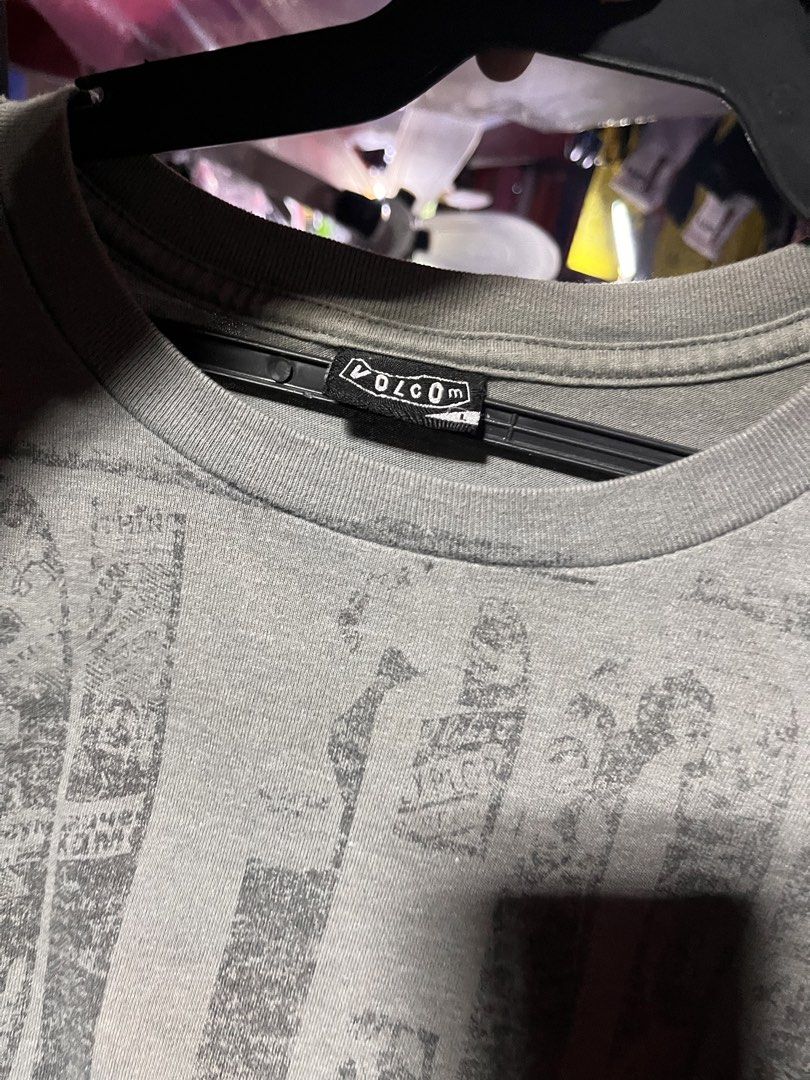 Volcom Grey Graphic T-Shirt (Category: Tshirts & Polo Shirts ) located in Manila. Submitted by fasttiger.6c9aec (Listing ID 1464298577, Image 2). Description: - Grey Volcom t-shirt - Large graphic print on the front - Features the classic Volcom Stone logo - Short sleeves - Crew neck - Ideal for casual wear.