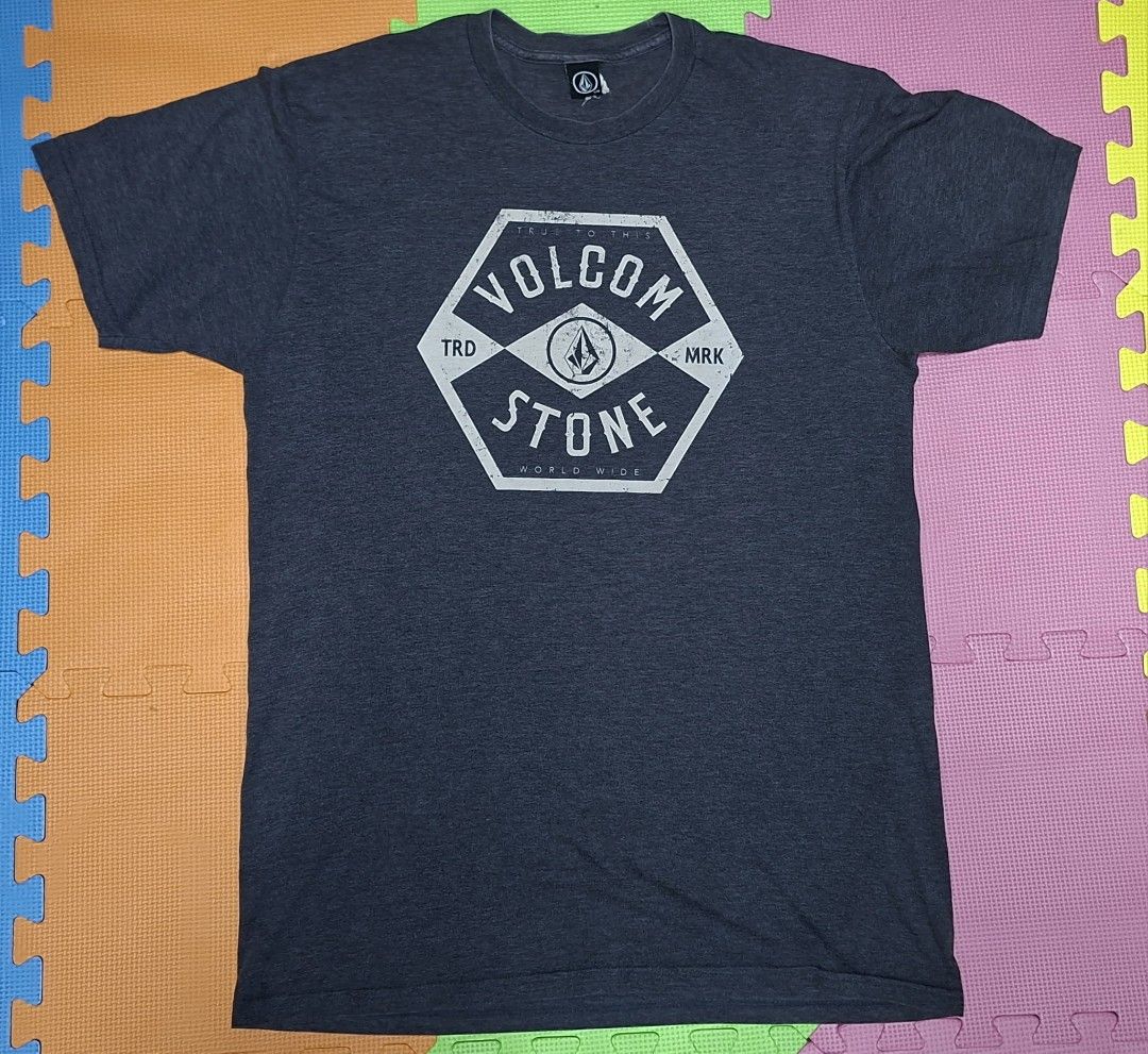 Volcom Stone T-Shirt (Category: Tshirts & Polo Shirts ) located in Manila. Submitted by declutrredgoods (Listing ID 1464283054, Image 1). Description: - Grey Volcom Stone t-shirt - Features iconic Volcom Stone logo graphic on the front - Short sleeves and crew neck design - Ideal for casual everyday wear.