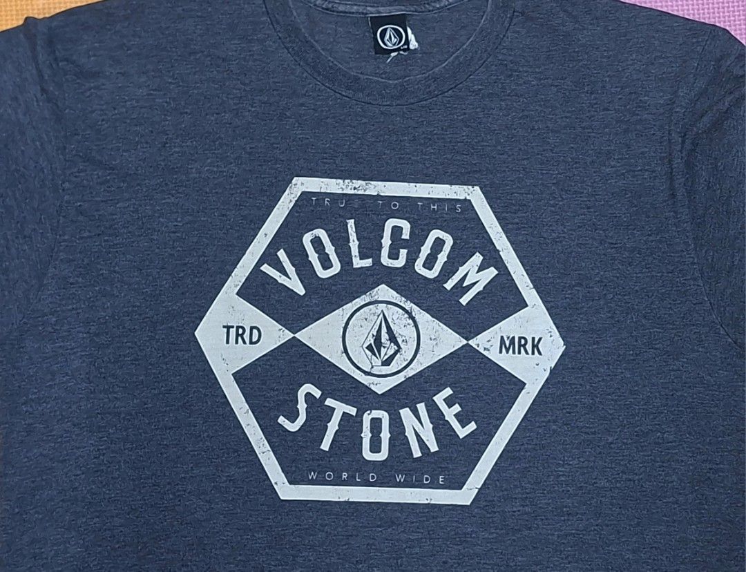 Volcom Stone T-Shirt (Category: Tshirts & Polo Shirts ) located in Manila. Submitted by declutrredgoods (Listing ID 1464283054, Image 2). Description: - Grey Volcom Stone t-shirt - Features iconic Volcom Stone logo graphic on the front - Short sleeves and crew neck design - Ideal for casual everyday wear.