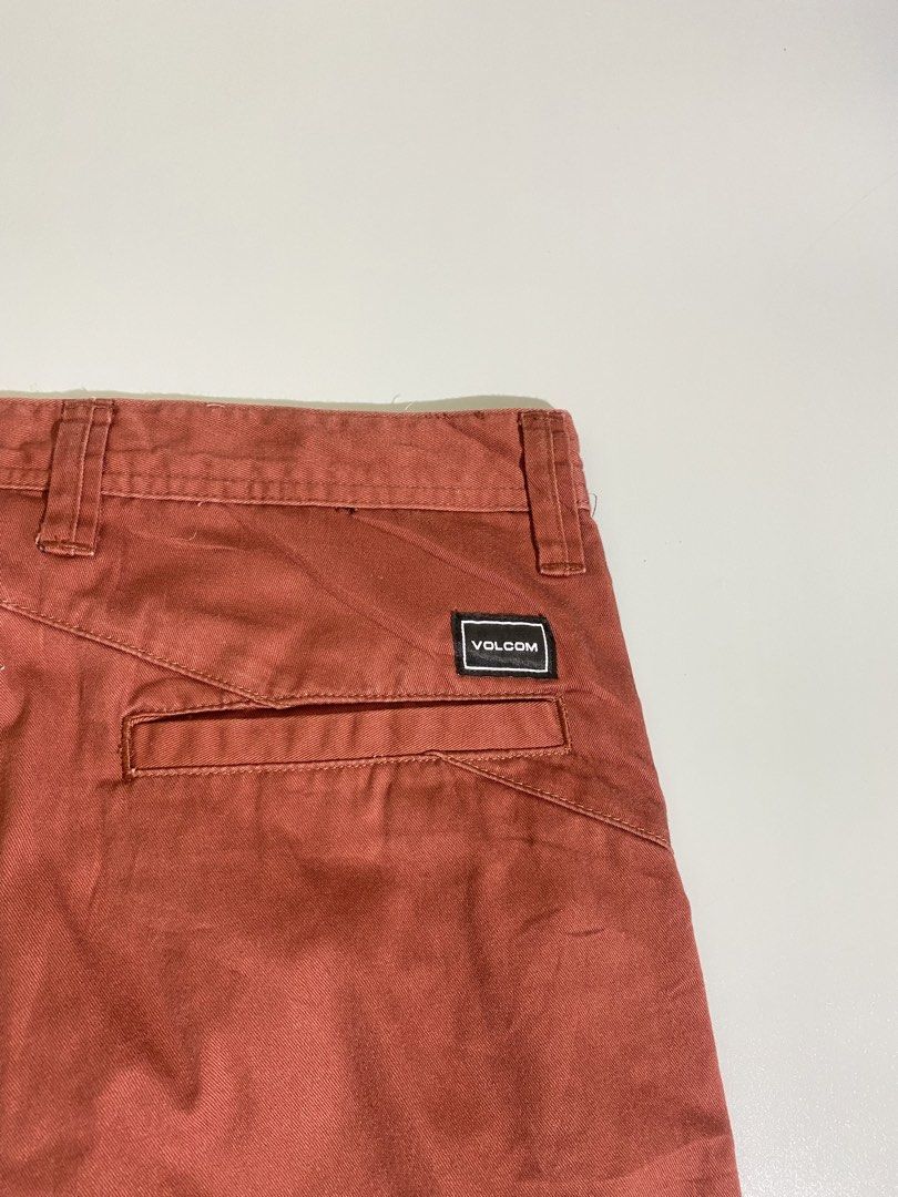 Volcom True to This Chino Shorts (Category: Shorts) located in Calamba. Submitted by zeusthriftfinds (Listing ID 1464257601, Image 2). Description: Volcom True to This Chino Shorts Width: 30 Length: 18 Leg Opening: 9 Excellent Condition Color Rate: 9.5/10 Issue: None 📍Calamba, Laguna 🏷️ 350 + sf 📩.