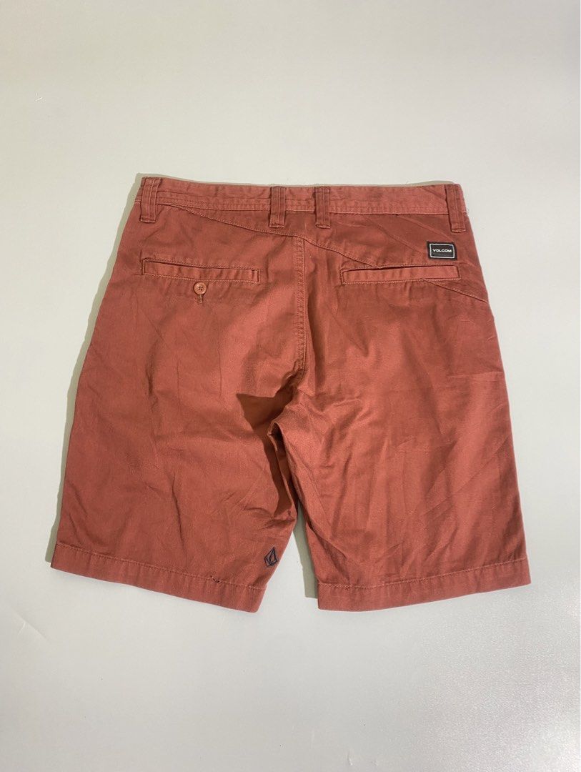 Volcom True to This Chino Shorts (Category: Shorts) located in Calamba. Submitted by zeusthriftfinds (Listing ID 1464257601, Image 1). Description: Volcom True to This Chino Shorts Width: 30 Length: 18 Leg Opening: 9 Excellent Condition Color Rate: 9.5/10 Issue: None 📍Calamba, Laguna 🏷️ 350 + sf 📩.
