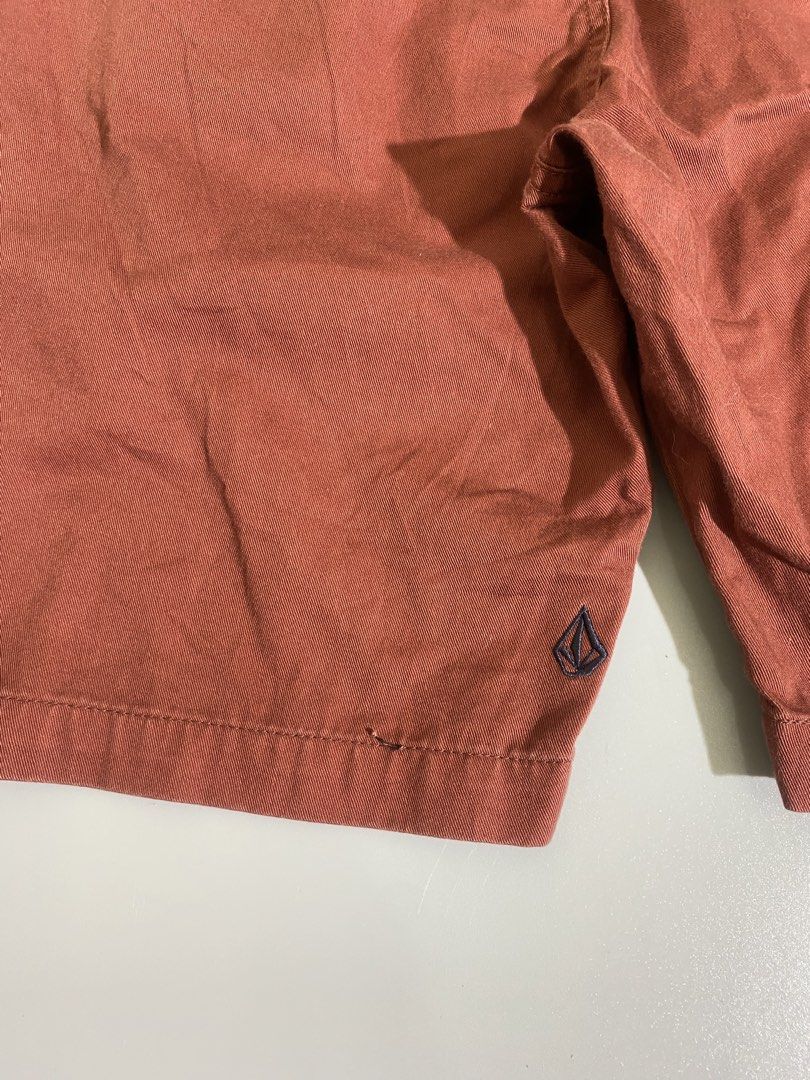 Volcom True to This Chino Shorts (Category: Shorts) located in Calamba. Submitted by zeusthriftfinds (Listing ID 1464257601, Image 3). Description: Volcom True to This Chino Shorts Width: 30 Length: 18 Leg Opening: 9 Excellent Condition Color Rate: 9.5/10 Issue: None 📍Calamba, Laguna 🏷️ 350 + sf 📩.