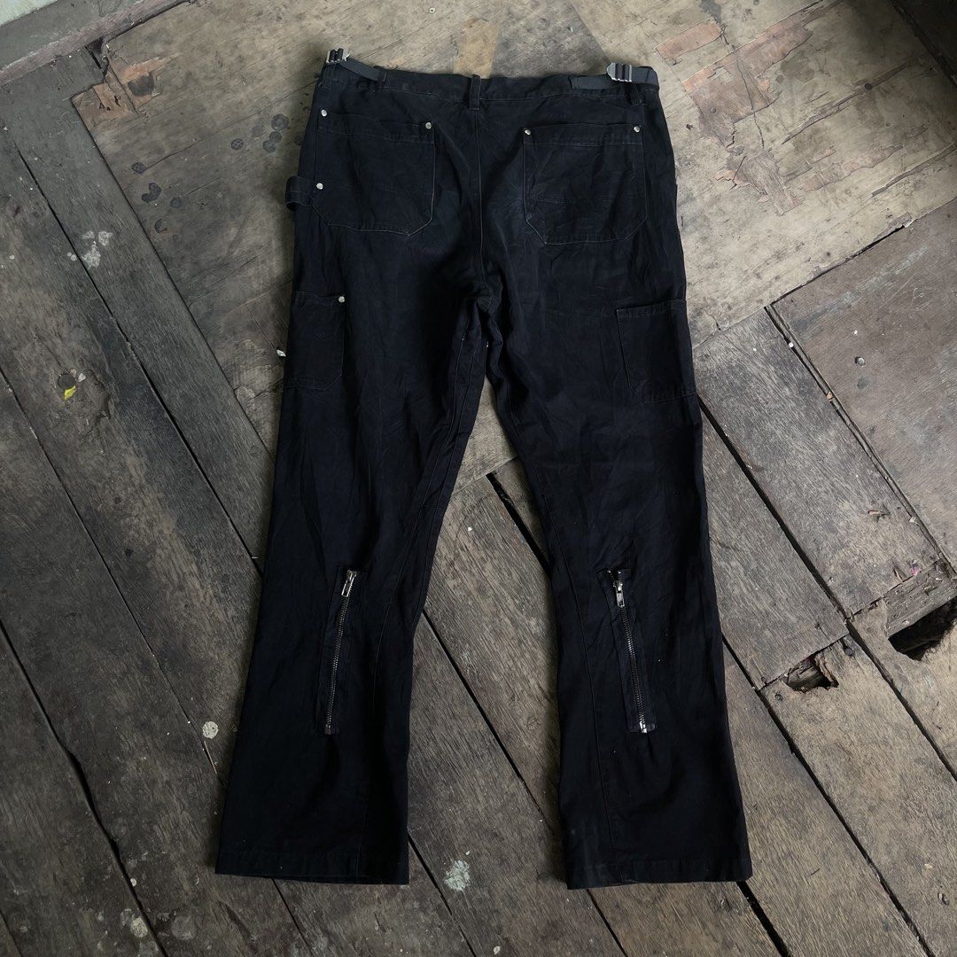 Vuja De Black Cotton Polyurethane Carpenter Pants XL (Category: Jeans) located in Manila. Submitted by bravebird_164362 (Listing ID 1464138914, Image 2). Description: - Brand: Vuja De - Color: Black - Size: XL - Material: Cotton & Polyurethane Blend - Features: Zip details on legs, utility loop - Origin: Made in Japan - Care: Dry clean only.