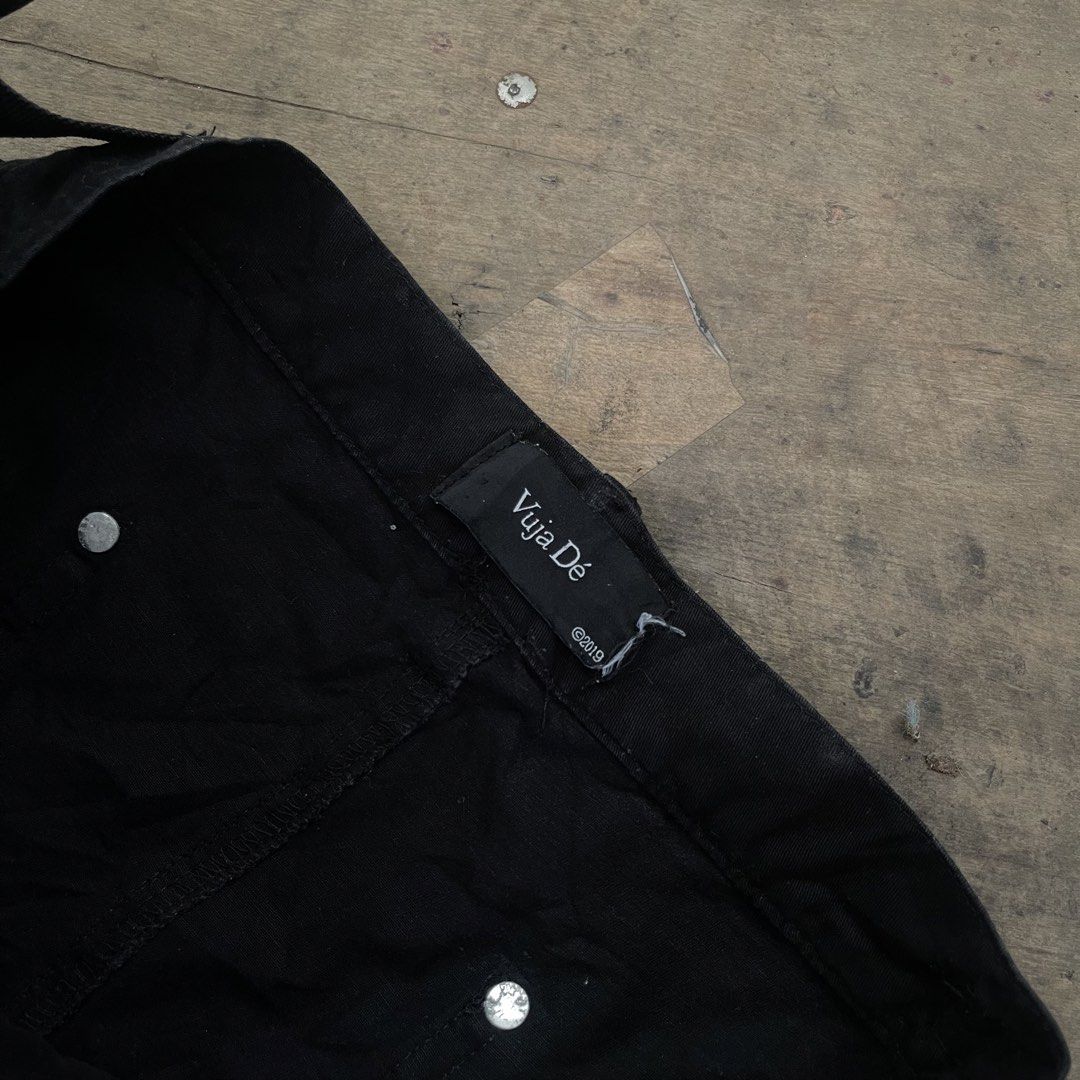 Vuja De Black Cotton Polyurethane Carpenter Pants XL (Category: Jeans) located in Manila. Submitted by bravebird_164362 (Listing ID 1464138914, Image 3). Description: - Brand: Vuja De - Color: Black - Size: XL - Material: Cotton & Polyurethane Blend - Features: Zip details on legs, utility loop - Origin: Made in Japan - Care: Dry clean only.