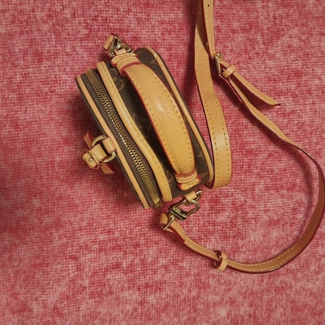 Wallet Sling (Category: Luxury Bags & Wallets) located in Bulacan. Submitted by brandedbagspreloved (Listing ID 1464222553, Image 1). Description: maganda pa sya parang di nagamit pls check flaws on post kayo n mag paint cute sya gold hardware micro size malinis ang loob ng wallet korea source last price posted.