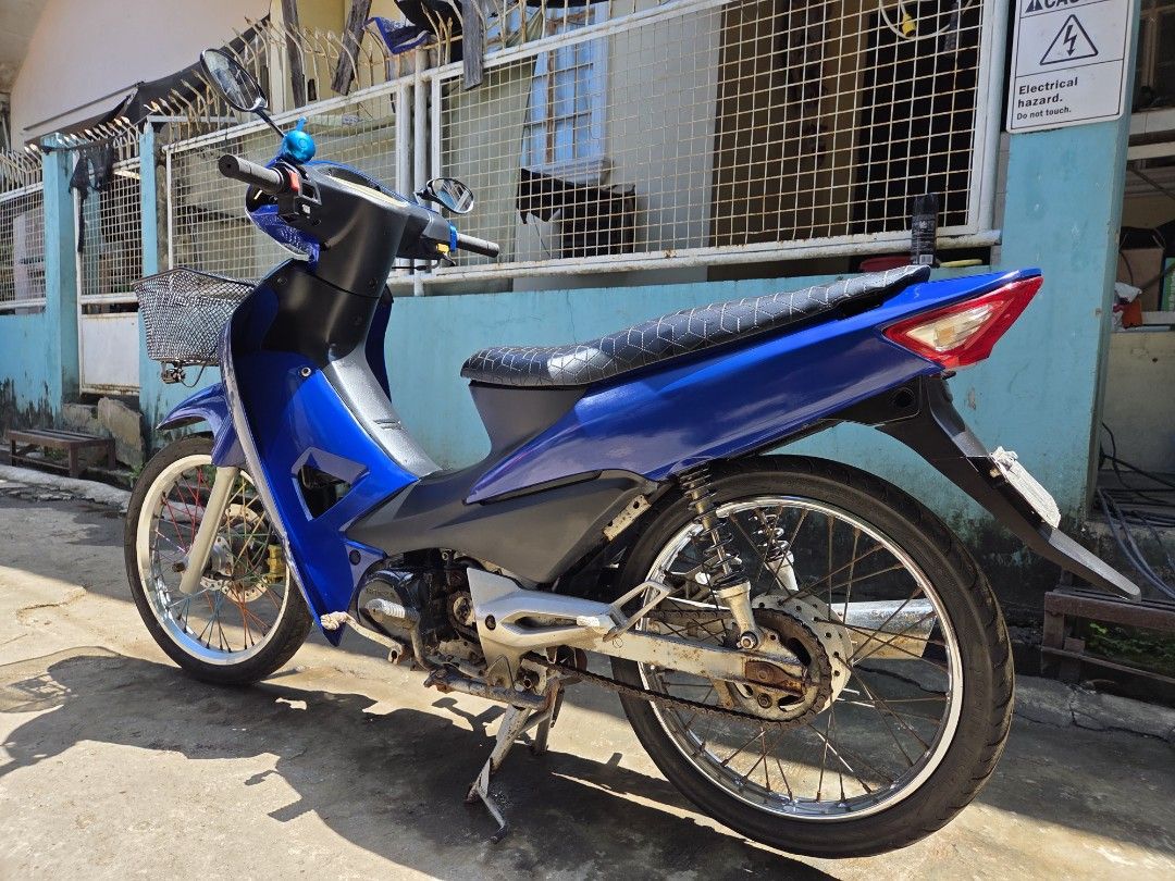 Wave 100 (Category: Motorbikes for Sale) located in Manila. Submitted by jham2290 (Listing ID 1464292368, Image 1). Description: wave 100r bago mga kaha. issue mga switch lang pero may mga ilaw. wala ng time ipaayos may bago na click. 10k lang goods pang sevice palengke. xerox papel victoria laguna bawal sa maarte. 2006 model.