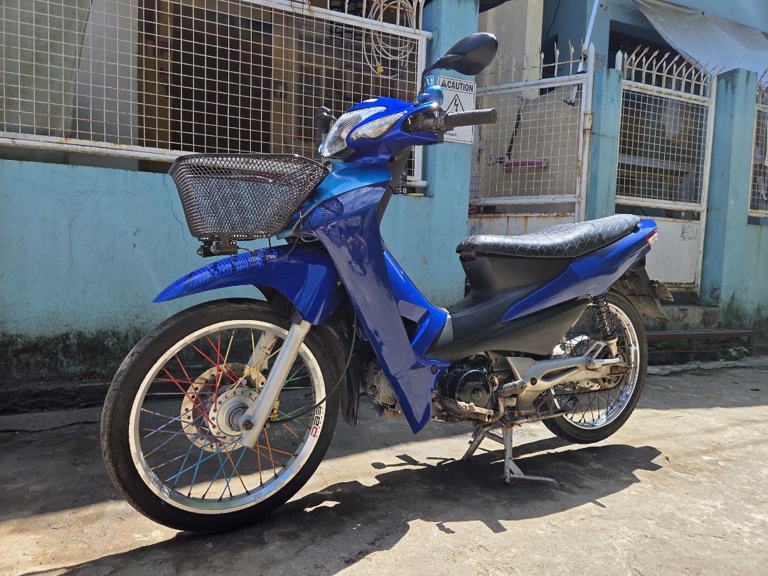 Wave 100 (Category: Motorbikes for Sale) located in Manila. Submitted by jham2290 (Listing ID 1464292368, Image 2). Description: wave 100r bago mga kaha. issue mga switch lang pero may mga ilaw. wala ng time ipaayos may bago na click. 10k lang goods pang sevice palengke. xerox papel victoria laguna bawal sa maarte. 2006 model.