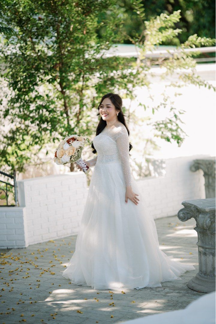 Wedding Dress with Beaded Bodice (Category: Evening dresses & gowns) located in Balanga. Submitted by chelby23 (Listing ID 1464258510, Image 3). Description: - Beautiful white wedding gown - Long, sheer sleeves with intricate beading - Heavily embellished bodice with pearls and crystals - Full, flowing skirt - Free 2pcs. Of veil. 1 long and 1 short - Free bridal shades.