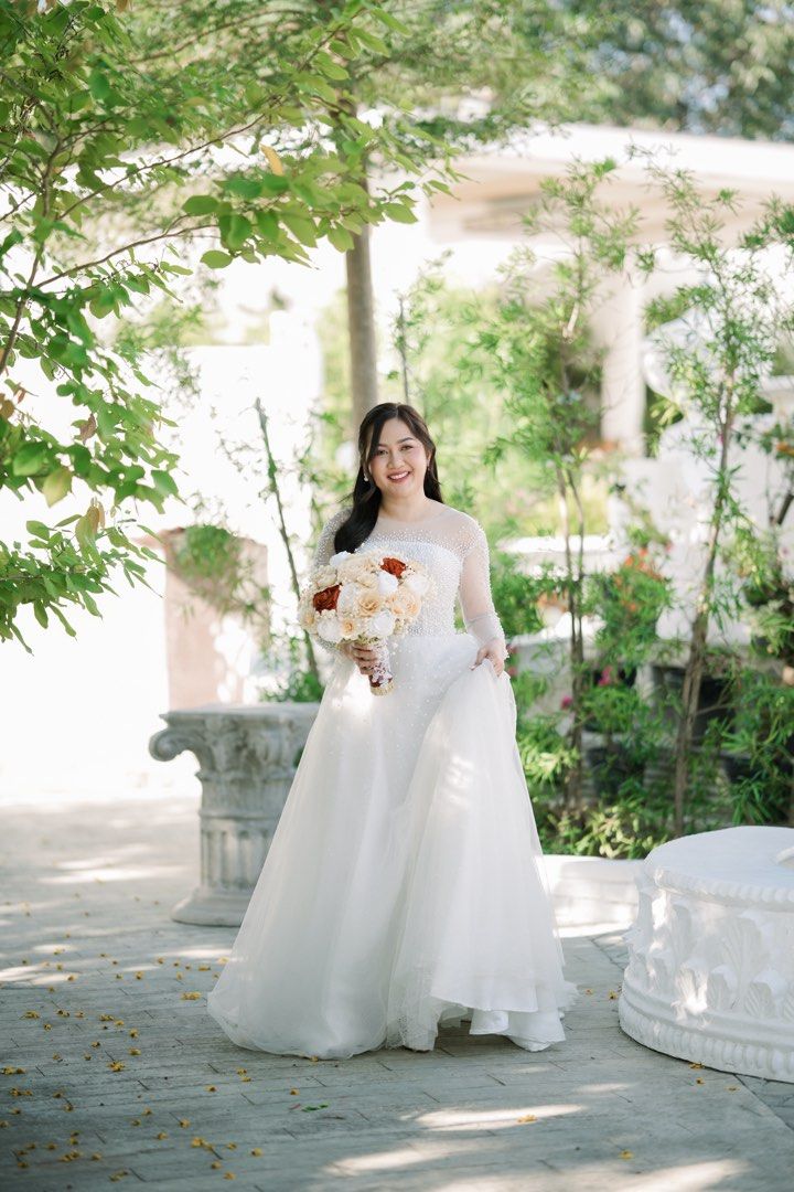 Wedding Dress with Beaded Bodice (Category: Evening dresses & gowns) located in Balanga. Submitted by chelby23 (Listing ID 1464258510, Image 1). Description: - Beautiful white wedding gown - Long, sheer sleeves with intricate beading - Heavily embellished bodice with pearls and crystals - Full, flowing skirt - Free 2pcs. Of veil. 1 long and 1 short - Free bridal shades.