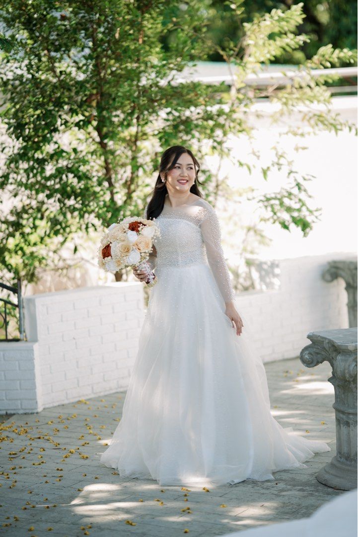Wedding Dress with Beaded Bodice (Category: Evening dresses & gowns) located in Balanga. Submitted by chelby23 (Listing ID 1464258510, Image 2). Description: - Beautiful white wedding gown - Long, sheer sleeves with intricate beading - Heavily embellished bodice with pearls and crystals - Full, flowing skirt - Free 2pcs. Of veil. 1 long and 1 short - Free bridal shades.