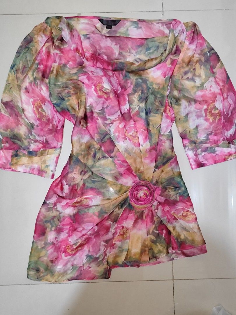 Whimsical floral top (Category: Others Tops) located in Iloilo. Submitted by cynehllevie (Listing ID 1464155033, Image 1). Description: multi-colored floral print chiffon blouse with three-quarter sleeves and a gathered rosette detail at the waist. 🍥can fit s-m.