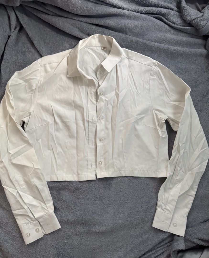 White Cropped Long Sleeve Button Up Shirt (Category: Longsleeves) located in Manila. Submitted by razshen_29 (Listing ID 1464159068, Image 1). Description: - White cropped shirt - Long sleeves - Button-up front with collar - Tag indicates size M - Versatile for layering or wearing alone - No obvious flaws noted.
