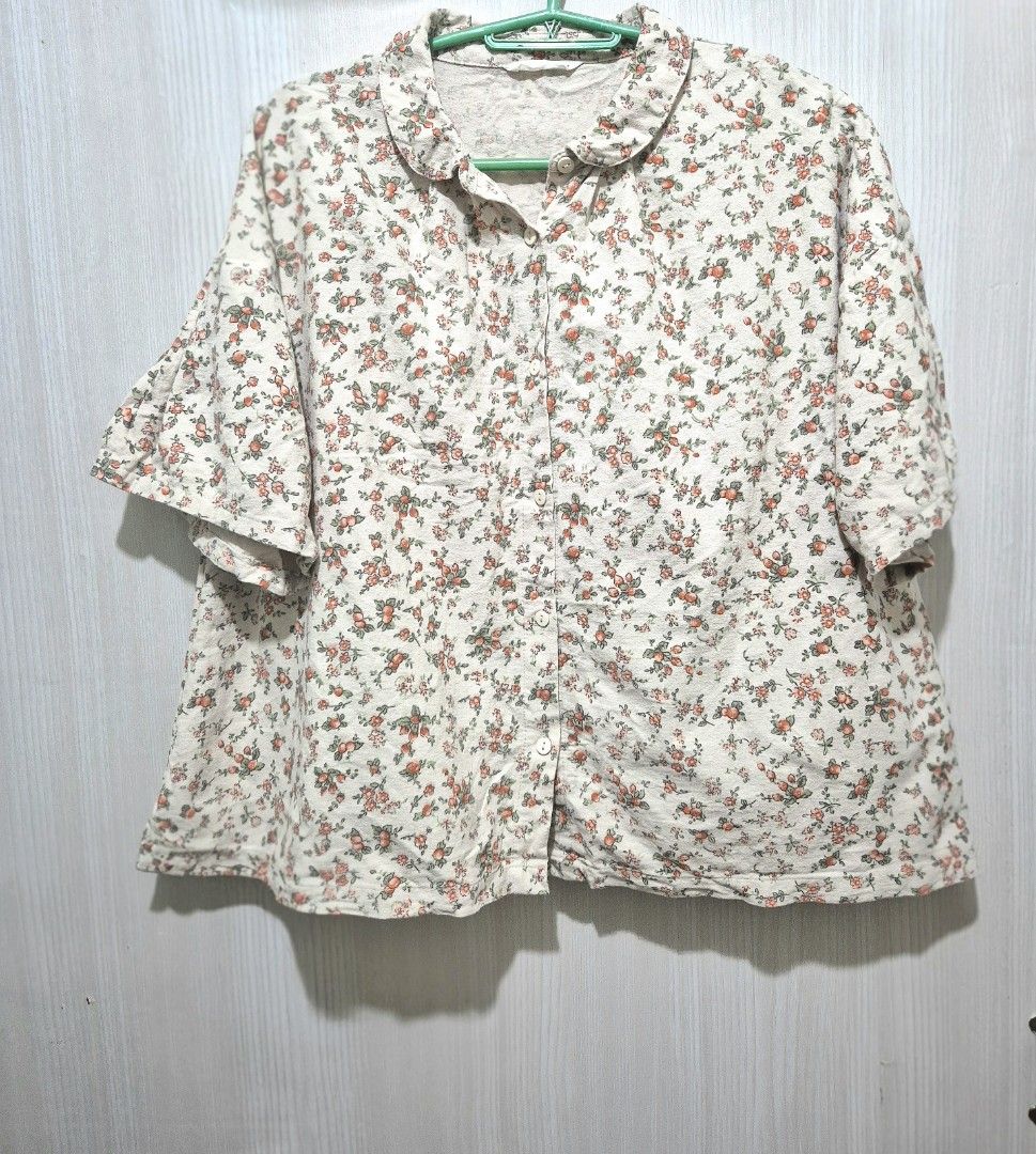Floral Print Collared Short Sleeve Blouse (Category: Blouses) located in San Mateo. Submitted by sellbypelle (Listing ID 1464247243, Image 1). Description: Thifted🌸 W: 22 inch (44 bust) L : 22 inch Issue : None 📍 Location: Rizal 📦 + sf via J&T only ⏳ No rush shipping 💡 Actual color may vary slightly due to lighting and screen settings..