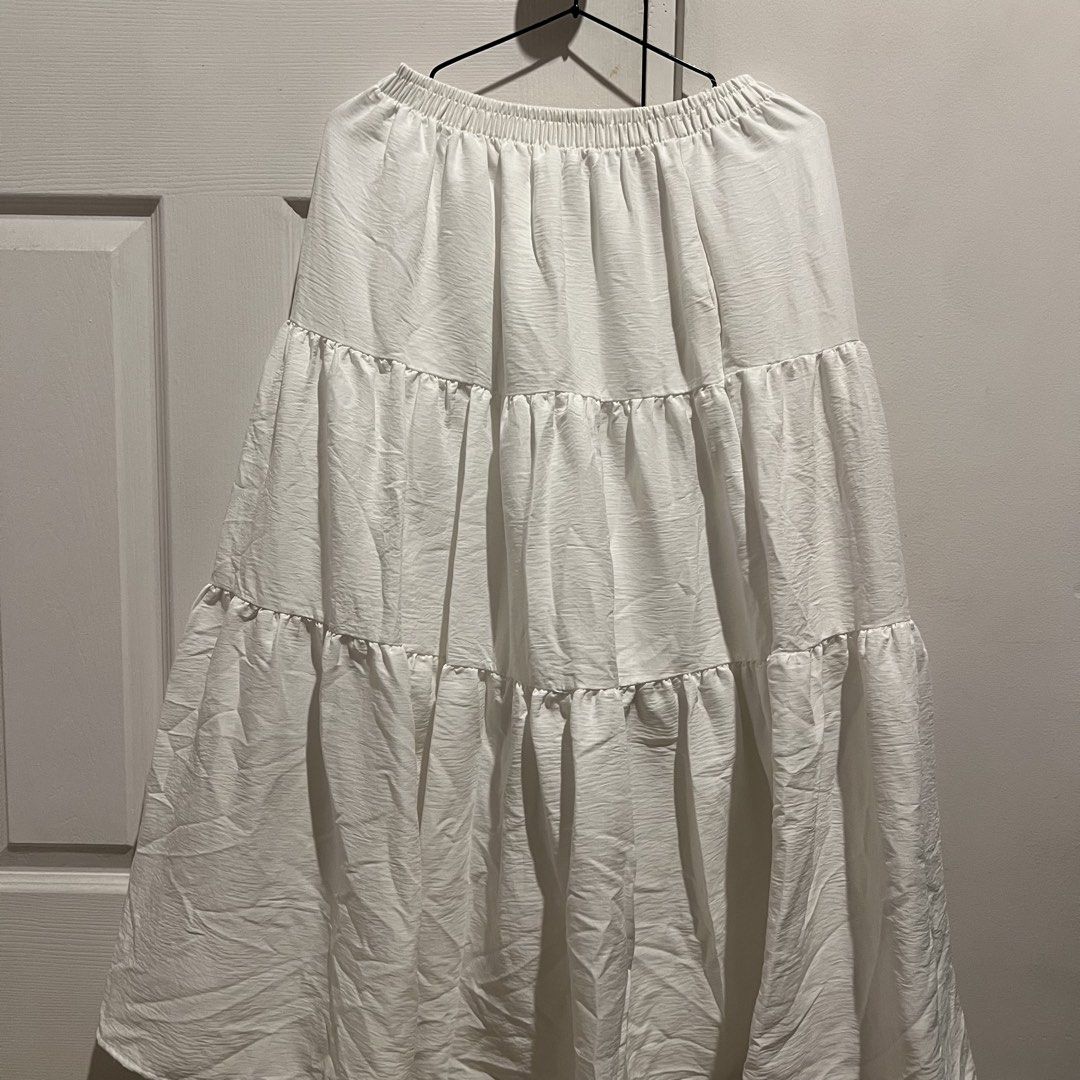White long skirt (Category: Skirts) located in Manila. Submitted by sade03_ (Listing ID 1464165353, Image 1). Description: size: medium-large can shipped thru sdd/ j&t .