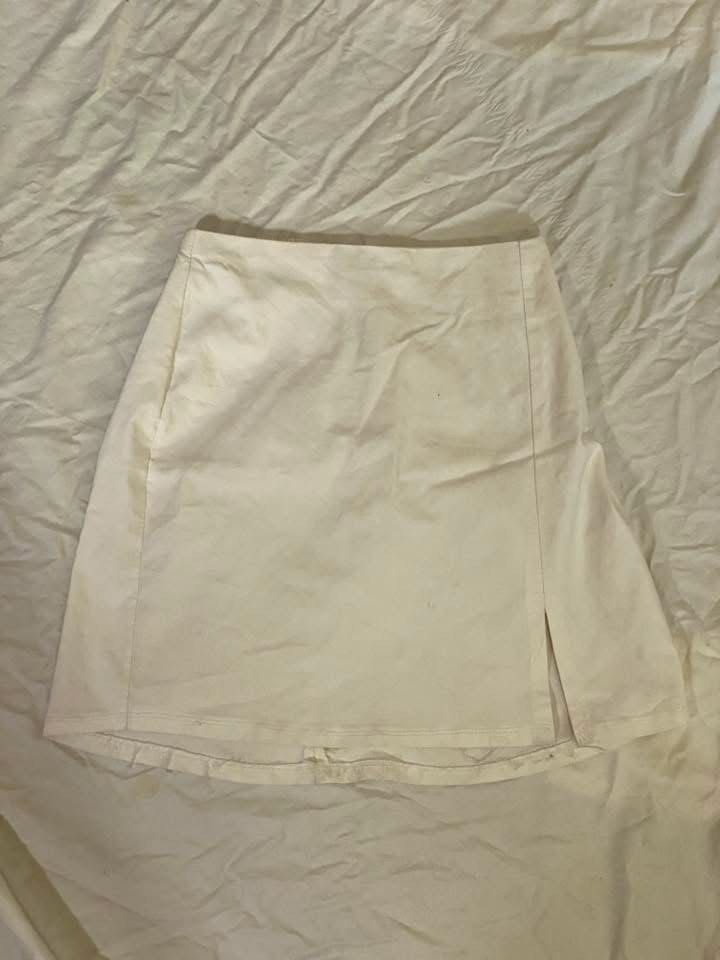 white mini skirt (Category: Skirts) located in Binalonan. Submitted by vpieces (Listing ID 1464310066, Image 1). Description: .