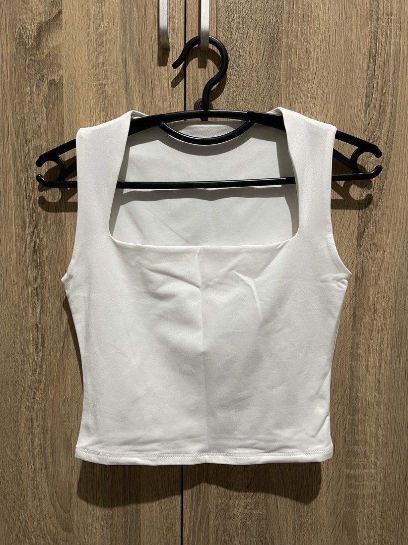 White Square Neck Sleeveless Crop Tank Top (Category: Sleeveless) located in Manila. Submitted by preloveditems_jem (Listing ID 1464303500, Image 1). Description: Basic white crop tank top. Features a square neckline and sleeveless design. Stretchy material for a comfortable fit. Great for layering or wearing on its own. Versatile piece for any wardrobe. Easy to pair with jeans, skirts, or shorts. Double lining top. .