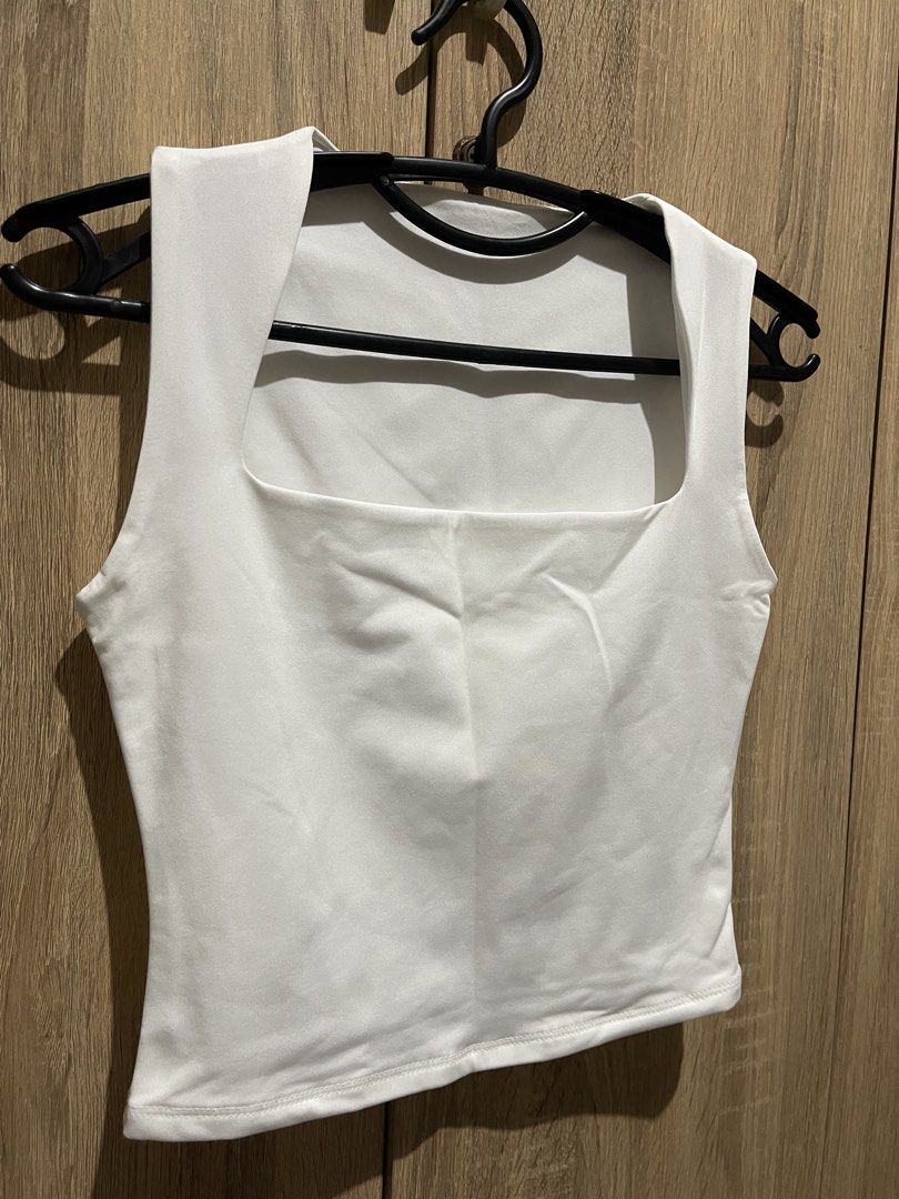 White Square Neck Sleeveless Crop Tank Top (Category: Sleeveless) located in Manila. Submitted by preloveditems_jem (Listing ID 1464303500, Image 2). Description: Basic white crop tank top. Features a square neckline and sleeveless design. Stretchy material for a comfortable fit. Great for layering or wearing on its own. Versatile piece for any wardrobe. Easy to pair with jeans, skirts, or shorts. Double lining top. .
