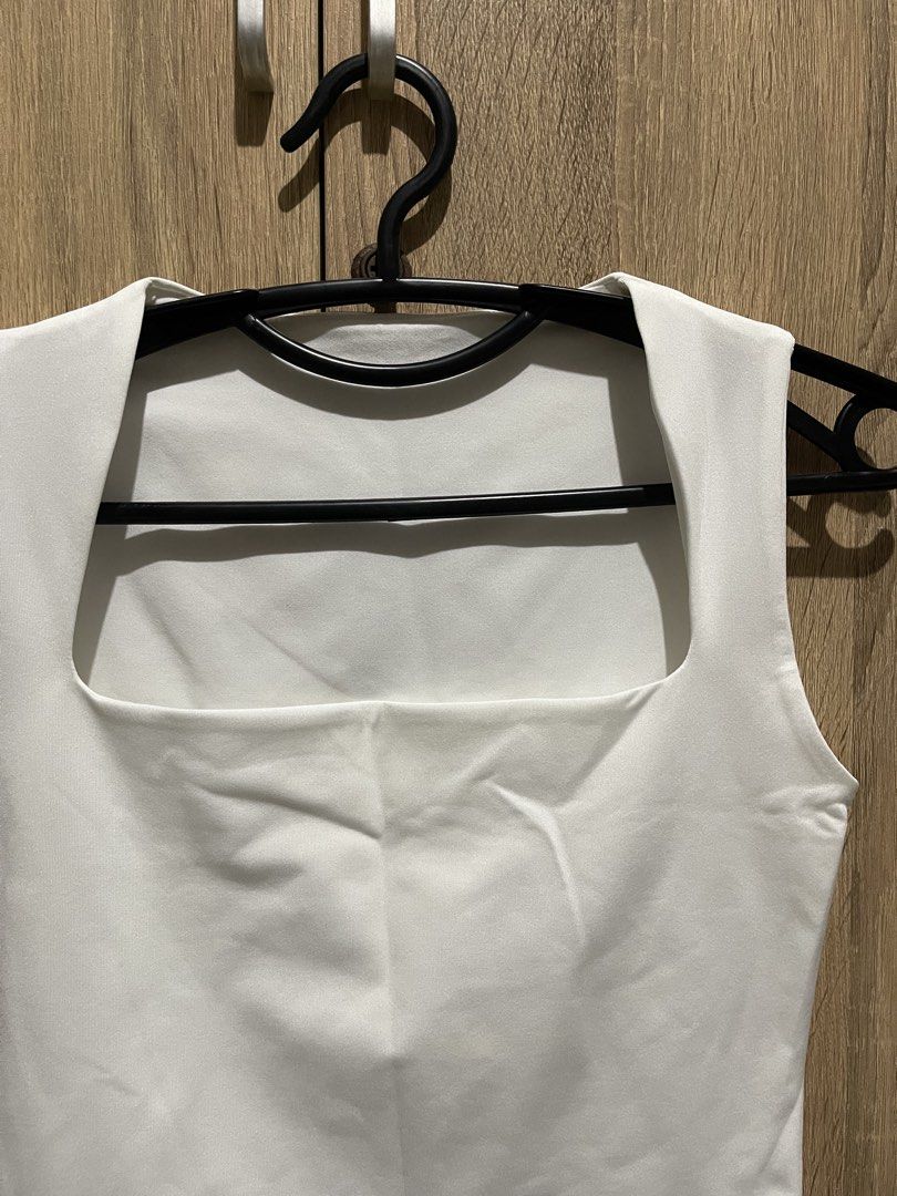 White Square Neck Sleeveless Crop Tank Top (Category: Sleeveless) located in Manila. Submitted by preloveditems_jem (Listing ID 1464303500, Image 3). Description: Basic white crop tank top. Features a square neckline and sleeveless design. Stretchy material for a comfortable fit. Great for layering or wearing on its own. Versatile piece for any wardrobe. Easy to pair with jeans, skirts, or shorts. Double lining top. .