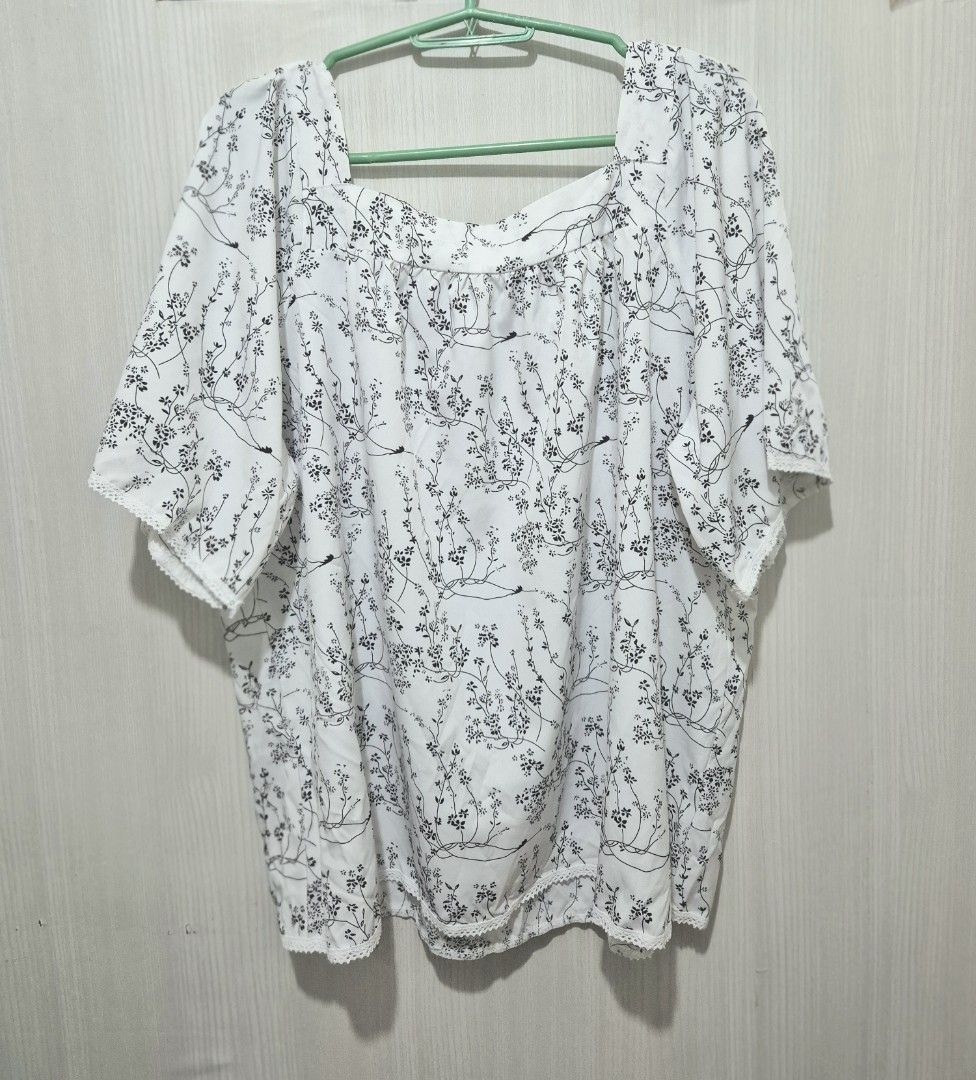 White Square Neck Top with Black Floral Print (Category: Sleeveless) located in San Mateo. Submitted by sellbypelle (Listing ID 1464243414, Image 2). Description: Thifted🌸 W: 24 inch (48 bust) L : 27 inch Issue : None 📍 Location: Rizal 📦 + sf via J&T only ⏳ No rush shipping 💡 Actual color may vary slightly due to lighting and screen settings..