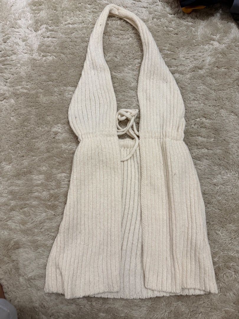 White top (Category: Others Tops) located in Caloocan City. Submitted by croissant8765 (Listing ID 1464312012, Image 1). Description: .