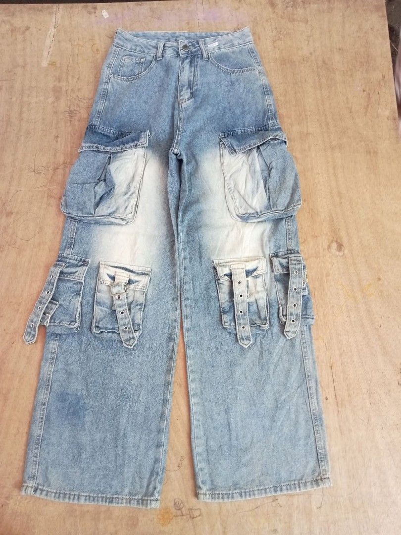 Wideleg cargo size 27 unisex (Category: Jeans) located in Bulacan. Submitted by glessantil41386 (Listing ID 1464185782, Image 1). Description: size:27 length: 41.5 like new.