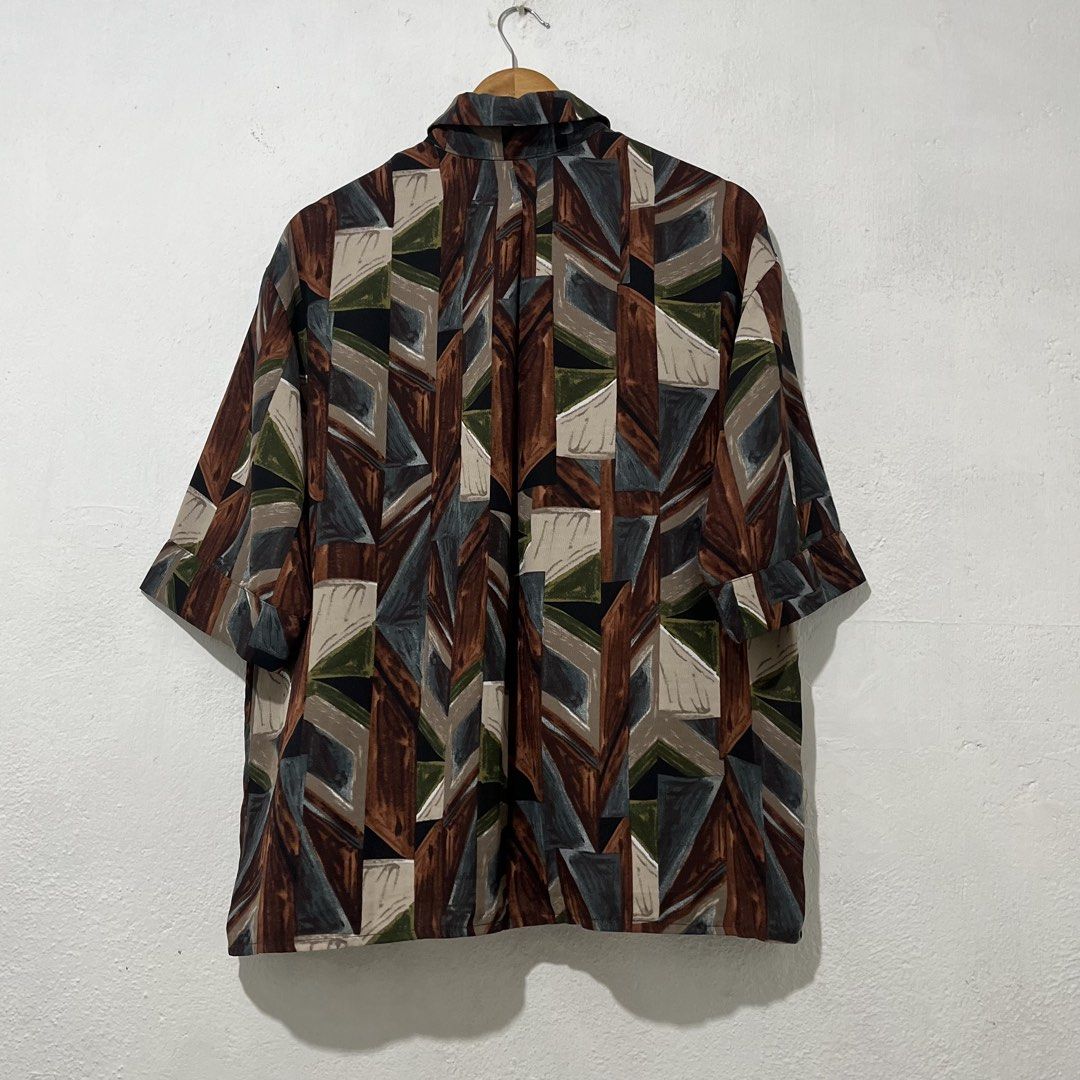 Women's Button down Shirt [Large] (Category: Shirts) located in Quezon City. Submitted by jpsstore (Listing ID 1464244937, Image 3). Description: Size: Large Width: 23" Length: 25" No issue MOP: Gcash SHIPPING: J&t | Lalamove.