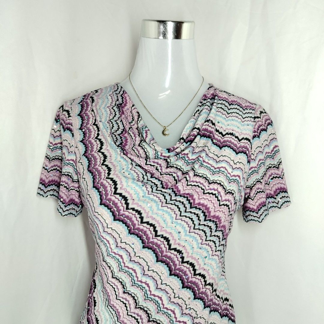 Womens Zigzag Pattern Cowl Neck Short Sleeve Top (Category: Blouses) located in Kidapawan. Submitted by sparklefinds37 (Listing ID 1464332665, Image 1). Description: - Fun zigzag pattern top - Features a cowl neck - Short sleeves - Subtle sparkly threads woven in.