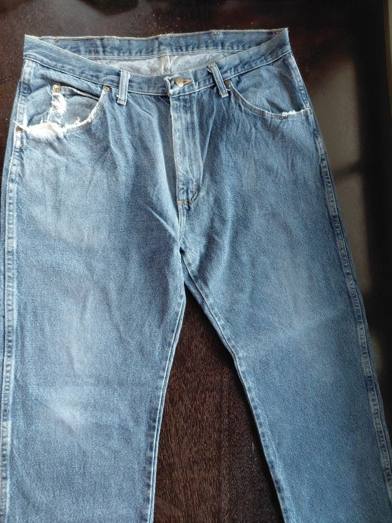 Wrangler Blue Denim Jeans (Category: Jeans) located in Baguio. Submitted by undressme24 (Listing ID 1464289852, Image 2). Description: Classic blue denim jeans from Wrangler. Straight leg fit. Some distressing on the pockets and hem, giving them a worn-in look. Button fly closure. Great for casual wear..