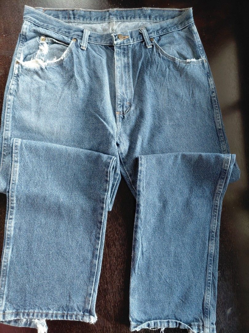 Wrangler Blue Denim Jeans (Category: Jeans) located in Baguio. Submitted by undressme24 (Listing ID 1464289852, Image 3). Description: Classic blue denim jeans from Wrangler. Straight leg fit. Some distressing on the pockets and hem, giving them a worn-in look. Button fly closure. Great for casual wear..