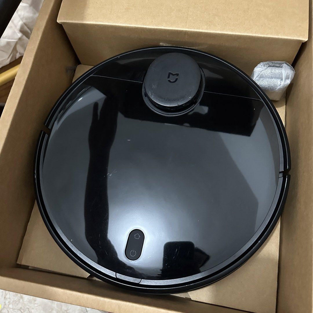Xiaomi Mi Robot Vacuum-Mop Pro (Category: Vacuum Cleaner & Housekeeping) located in Kawit. Submitted by wevibevintage (Listing ID 1464256127, Image 1). Description: Buy nyo nalang yung sweeper sa laza da or sha pi. Nego.