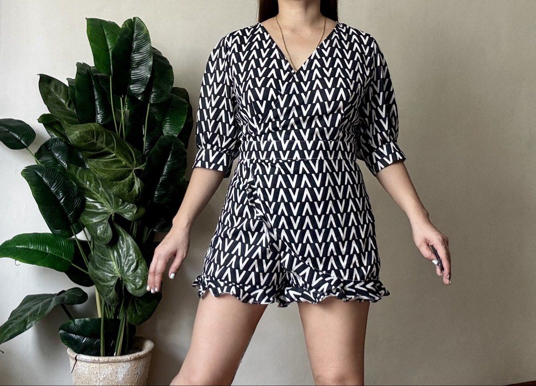 XIURI Monogram V V-Neck Ruffle Hem Romper,s to m (Category: Rompers) located in Mandaluyong City. Submitted by roxieeeeeee (Listing ID 1464312913, Image 2). Description: - Stylish black and white monogram print romper - Flattering V-neckline with a wrap-style front - Comfortable elasticated waist with a tie detail - Short sleeves with a subtle puff detail - Playful ruffled hemline on the shorts - Versatile for casual outings or evening events ✅ L