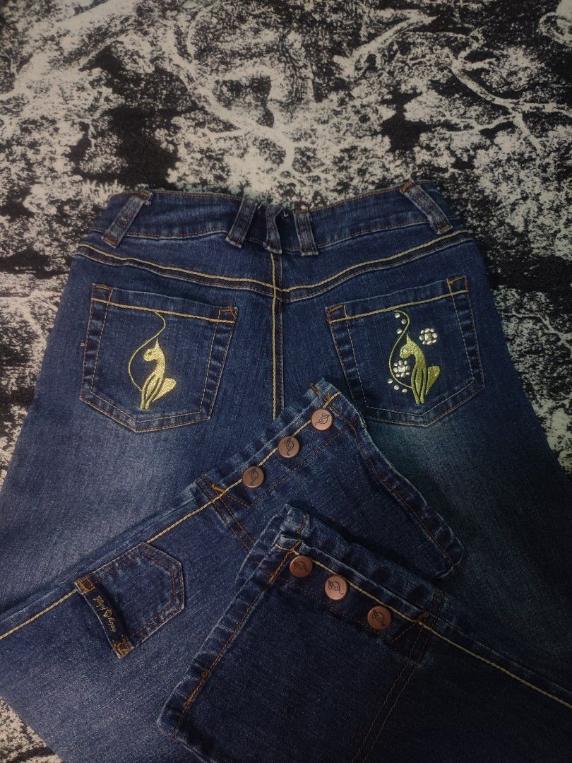Y2k Babyphat Capri Pants (Category: Other Bottoms) located in Cagayan de Oro. Submitted by jaypeedeistilo (Listing ID 1464256100, Image 2). Description: still in a good condition✅ waist: 26-28✅ length: 30✅.