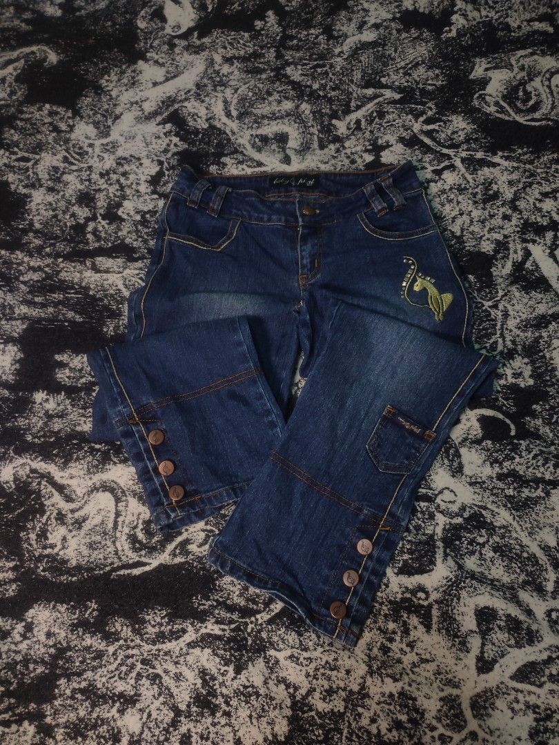 Y2k Babyphat Capri Pants (Category: Other Bottoms) located in Cagayan de Oro. Submitted by jaypeedeistilo (Listing ID 1464256100, Image 1). Description: still in a good condition✅ waist: 26-28✅ length: 30✅.