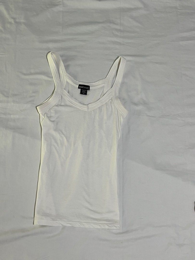 y2k wet seal basic white top (Category: Sleeveless) located in Bagabag. Submitted by segundavita (Listing ID 1464297515, Image 1). Description: .