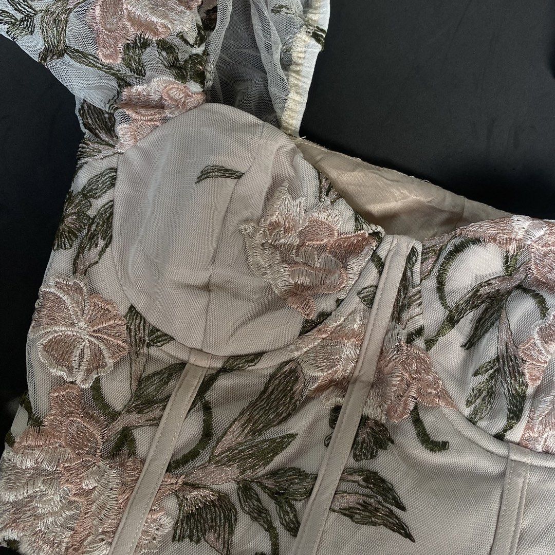 y2k floral top (Category: Others Tops) located in Rizal. Submitted by thrift_by_nel (Listing ID 1464145683, Image 3). Description: excellent conditon small-medium.
