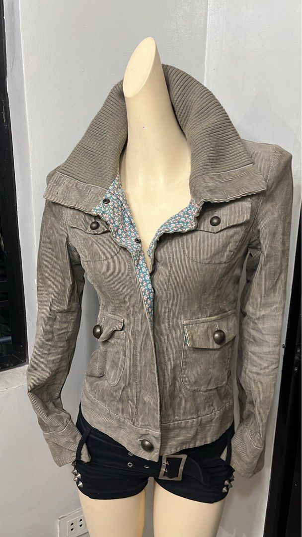 Y2k grunge corduroy blazer jacket with side pockets (Category: Others Tops) located in Caloocan City. Submitted by onlyfromthepast (Listing ID 1464219733, Image 2). Description: 9/10 condition 1missing unnecessary button 6th slide S-m ✅My bio before purchasing tia💕 ✅ All items are fresh from bales, Pls expect dirt,dust or stains.