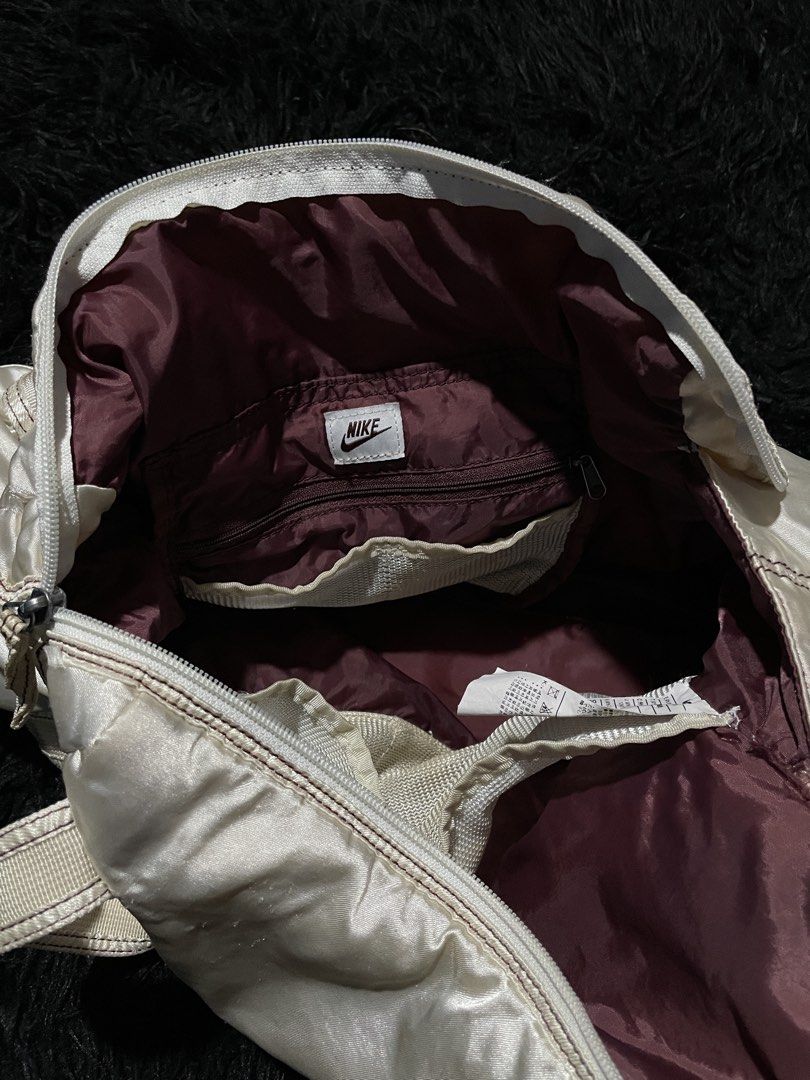 Y2k nike (Category: Purses & Pouches) located in San Jose. Submitted by aldbbch (Listing ID 1464165585, Image 3). Description: Nike.