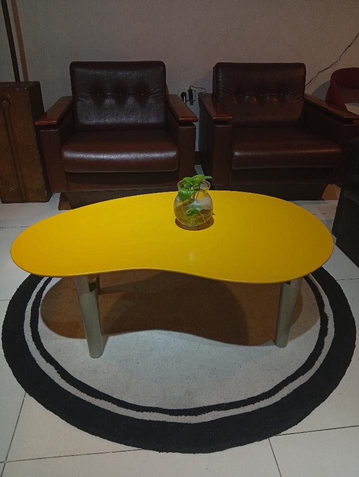 Yellow Bean Shape Coffee Table (Category: Tables & Sets) located in Pasig City. Submitted by karenderya (Listing ID 1464190089, Image 1). Description: - Unique yellow coffee table with a fun bean shape. - Sturdylegs that folds for easy transport. - Ideal for living rooms or lounge areas. - Adds a vibrant pop of color to any space..