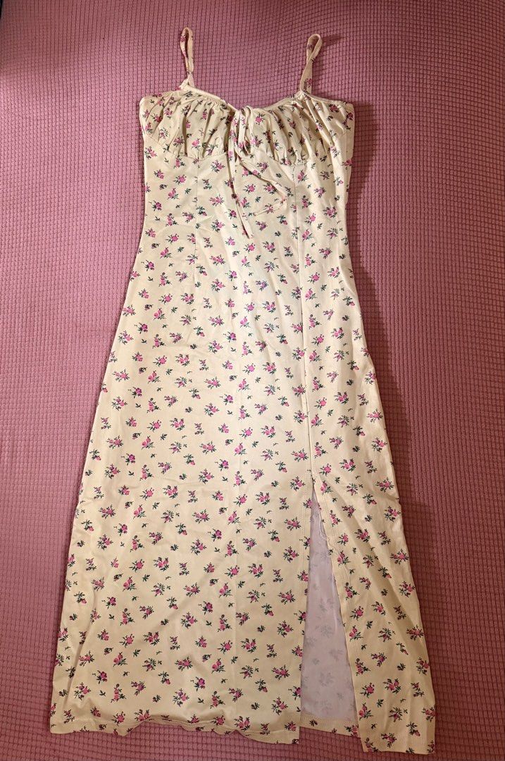 Yellow floral dress (Category: Dresses) located in Daraga. Submitted by littlemissdeclutter.wtme (Listing ID 1464191567, Image 2). Description: - used twice only - floral yellow dress - with slit at the side .