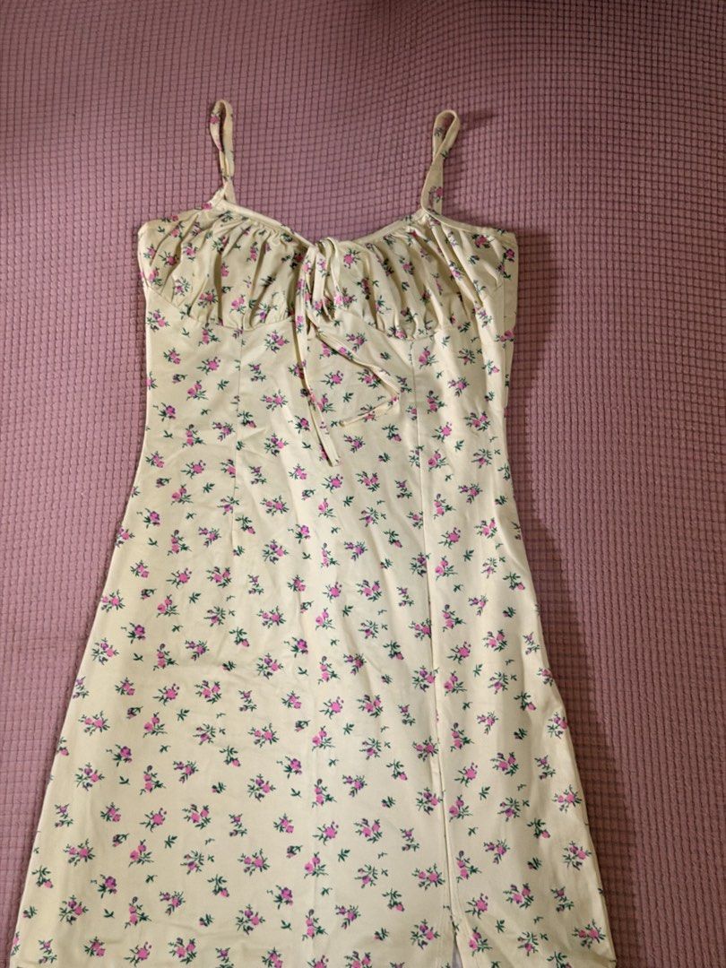 Yellow floral dress (Category: Dresses) located in Daraga. Submitted by littlemissdeclutter.wtme (Listing ID 1464191567, Image 1). Description: - used twice only - floral yellow dress - with slit at the side .