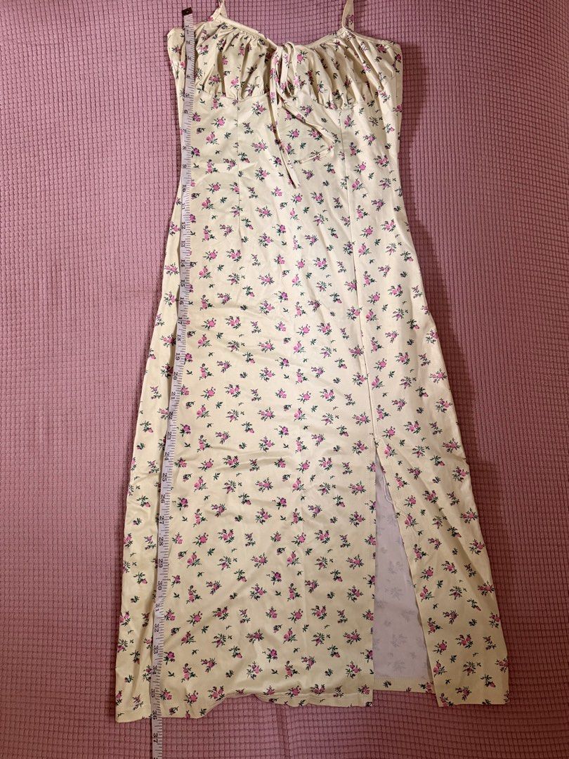 Yellow floral dress (Category: Dresses) located in Daraga. Submitted by littlemissdeclutter.wtme (Listing ID 1464191567, Image 3). Description: - used twice only - floral yellow dress - with slit at the side .
