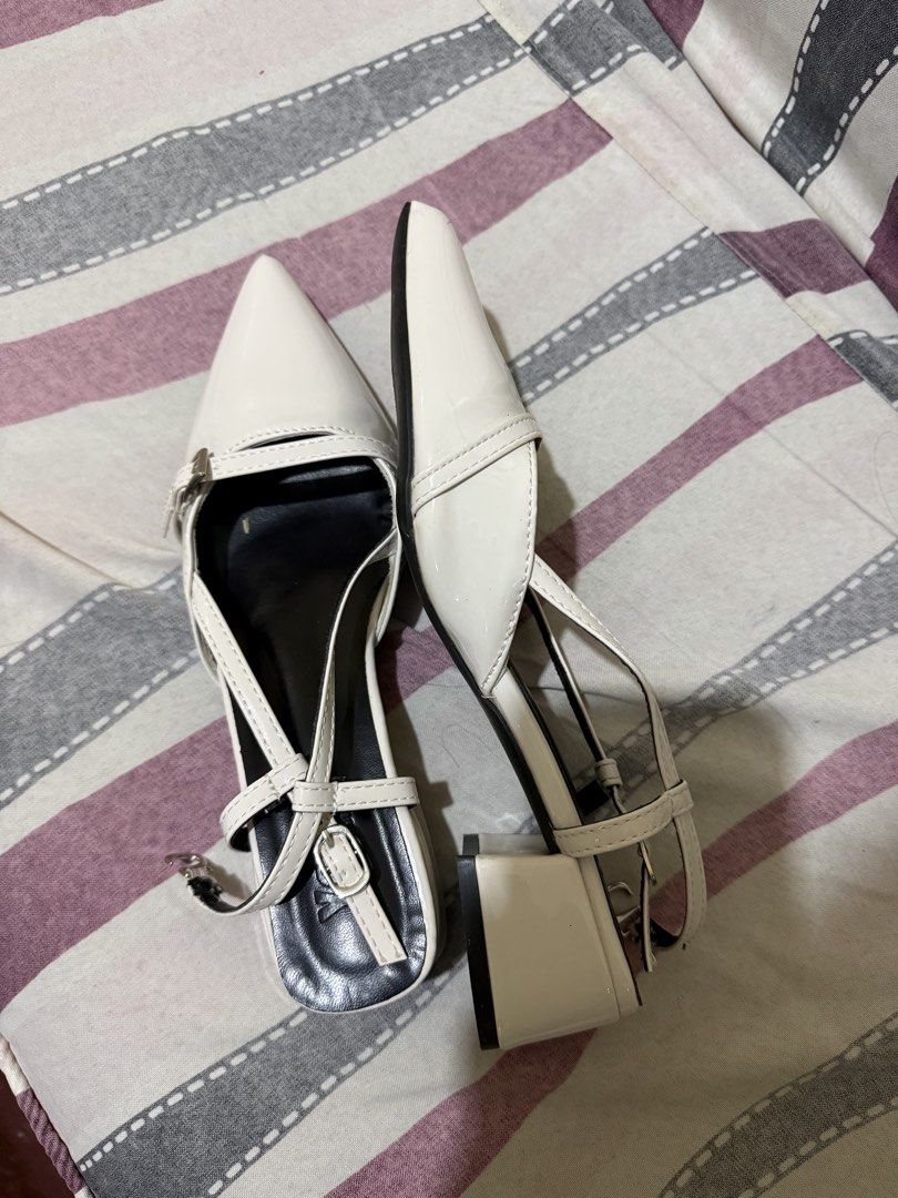 Yoto Pointed Low-Heel Sandals (Category: Flats & Sandals) located in Borongan. Submitted by loupreloveddd (Listing ID 1464261990, Image 2). Description: - used once only - size 37 (23cm) - rfs: big on me (bc i added plus 1 from my size) 🥲.