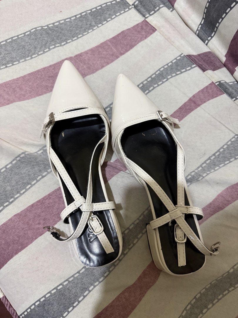 Yoto Pointed Low-Heel Sandals (Category: Flats & Sandals) located in Borongan. Submitted by loupreloveddd (Listing ID 1464261990, Image 3). Description: - used once only - size 37 (23cm) - rfs: big on me (bc i added plus 1 from my size) 🥲.