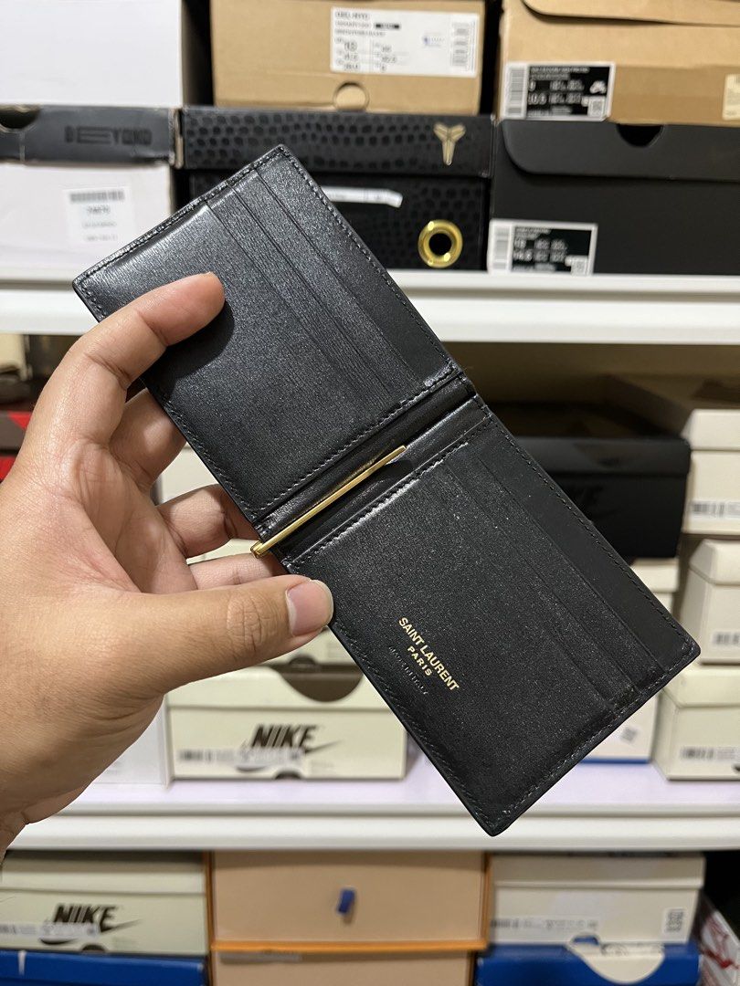YSL Tiny Cassandre Bill Clip Wallet (Category: Luxury Bags & Wallets) located in Mandaluyong City. Submitted by pepitomanaloto_777 (Listing ID 1464168046, Image 2). Description: YSL Tiny Cassandre Bill Clip Wallet Great condition Price: 14,999 No inclusion. Wallet only. Srp 30k Location Mandaluyong 📍 MOD: Grab/Lalamove/JNT 🚚 MOP: Gcash/Bdo Transfer 💳 No return/Exchange/Refund ❌ No COD/COP Transaction ❌ Need 50% DP for reservation (Non Refundab