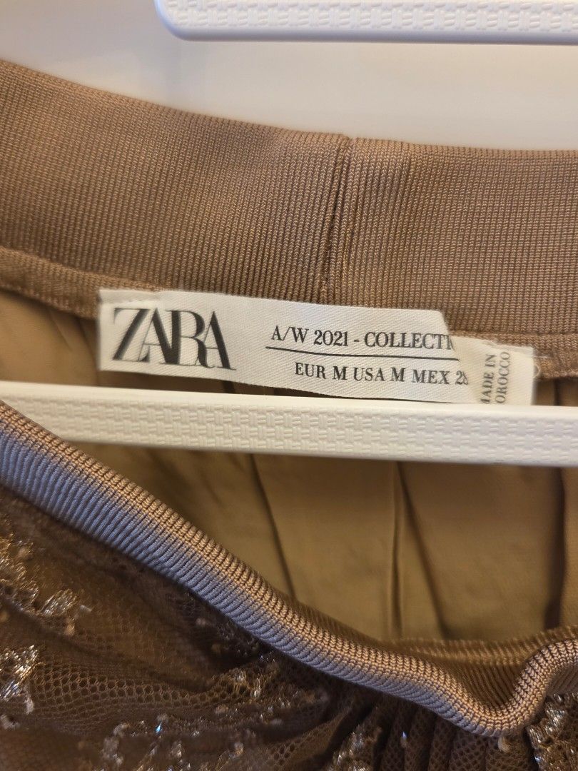 ZARA 閃片網紗裙 （分類：裙）位於 Hong Kong。 由 shellchelle 提交（商品編號 1464232531，圖片 3）。簡介： ZARA啡色網紗閃花裙。