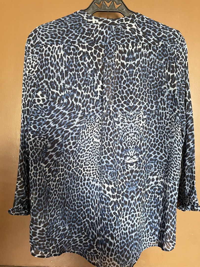 Zara Basic Blue Leopard Print Long Sleeve Blouse (Category: Longsleeves) located in Manila. Submitted by mochi_dear (Listing ID 1464166305, Image 2). Description: - Zara Basic blue and black leopard print blouse - Long sleeves with ruffled cuffs - V-neck with button details down the front - Lightweight material, perfect for layering or wearing alone - Effortlessly dress up or down.